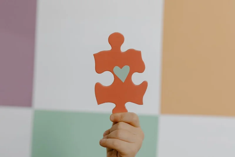 눈썹 탈색 시 붉은기 생기는 원인