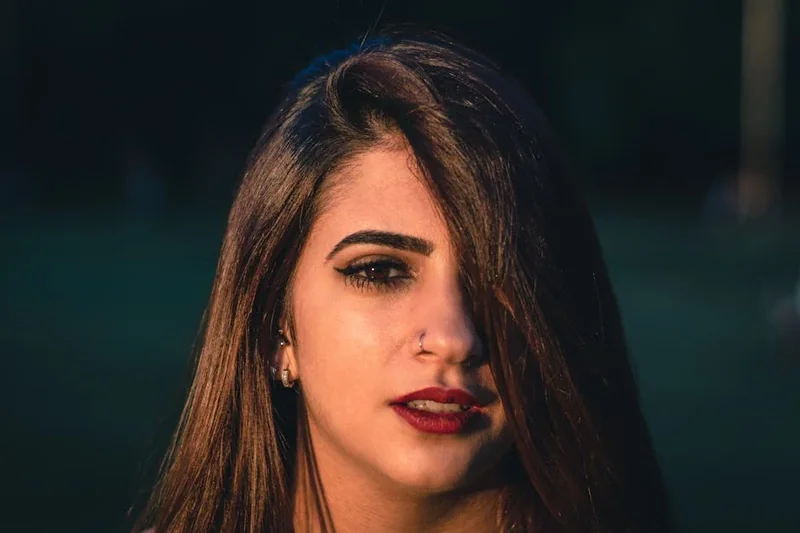 눈썹 탈색 시 붉은기 생기는 원인