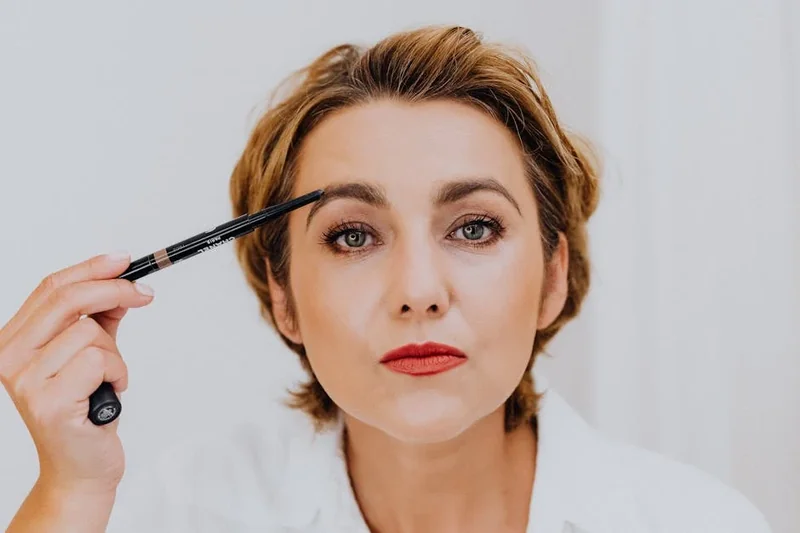 눈썹 탈색 후 붉은기 덮는 메이크업 팁