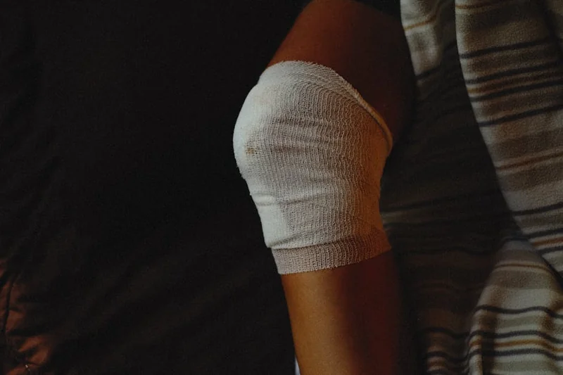 눈썹 탈색 후 피부 붓기 치료법