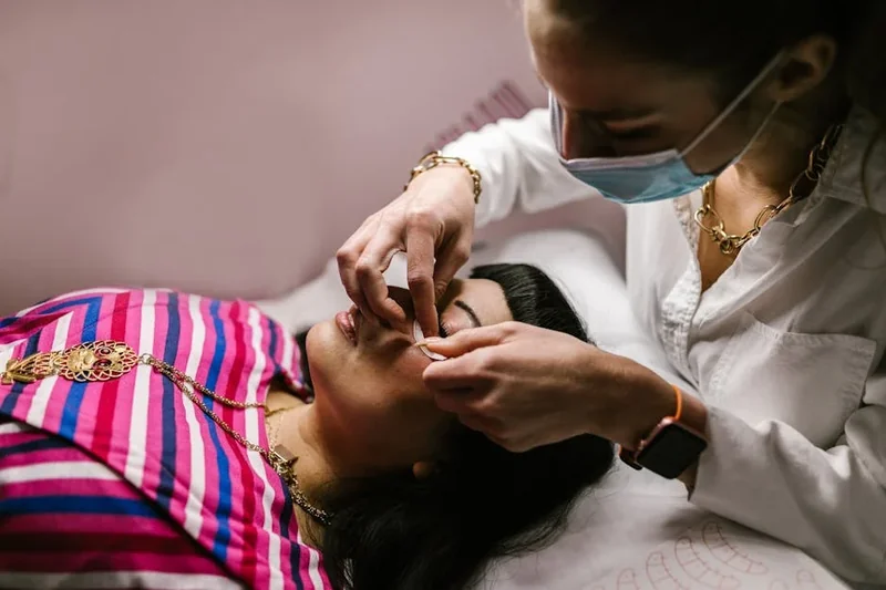 눈썹 탈색 후 화상 치료 사례