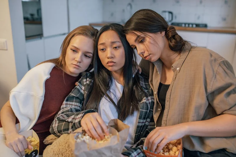 눈썹 탈색 후 회복 빠르게 하는 음식