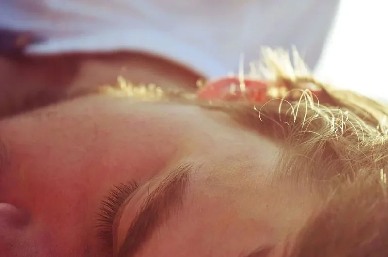 눈썹 탈색이 머리 염색보다 어려운 이유