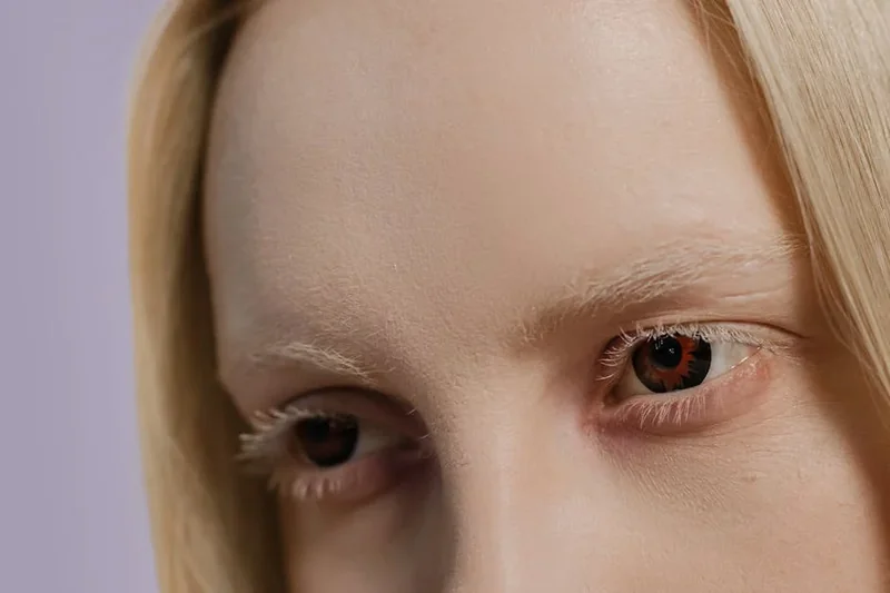 눈썹 탈색이 어울리는 피부톤 특징