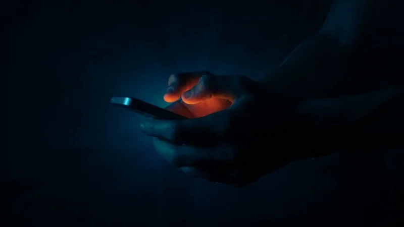 스마트폰 화면 밝기 자동 조절 기능 끄는 법